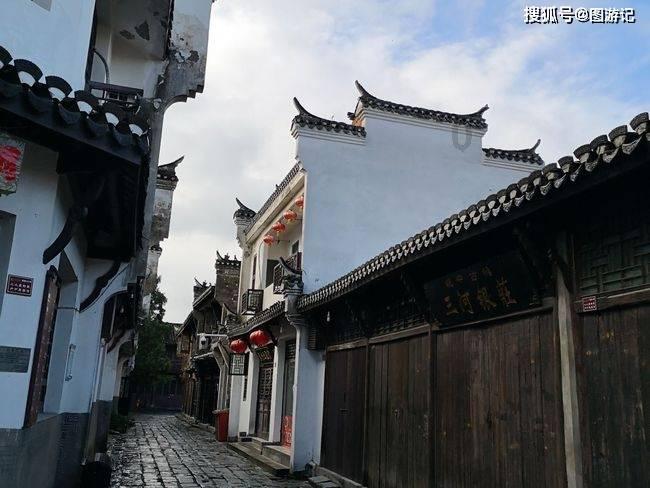 布莱德利·库珀公开恋情,和吉吉浪漫牵手,气场走出十丈风